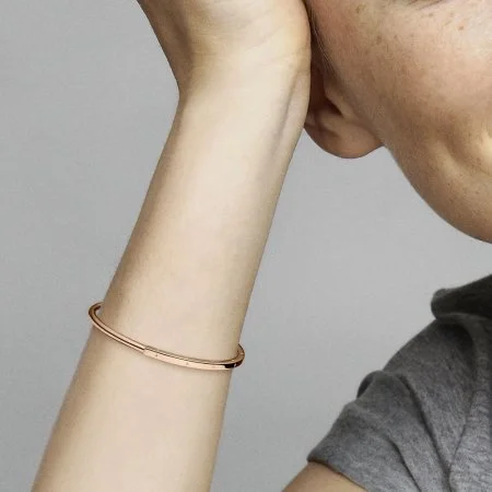 Pandora signature open bangle rose gold on sale
